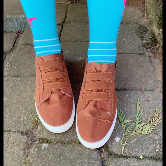 Rad, zip up sneakers!! - Picture 2 of 9